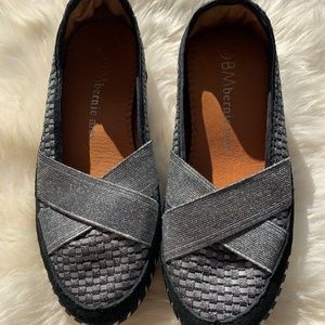 Bernie Mev. Silver Cushioned Flats NWOT